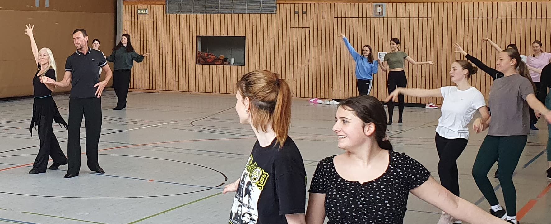 Die Schülerinnen hatten viel Spaß beim Üben der Tänze.
