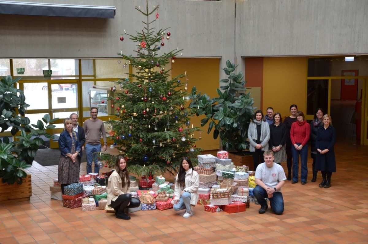 Zwieseler Schulen schnüren Weihnachtspäckchen für Tafelkinder